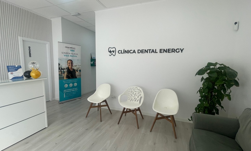 Image 3: Limpieza dental con revisión y opción a radiografía o blanqueamiento