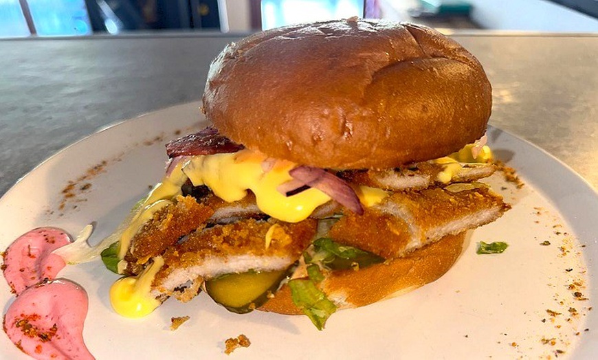 Image 2: Menú de smash burger con entrante, patatas y bebidas para 2 o 4