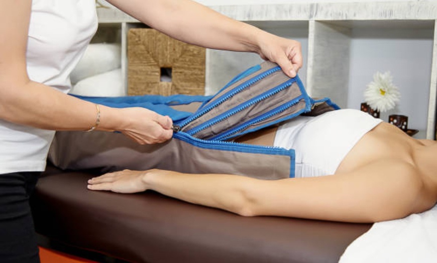 Image 11: 2 o 5 sesiones de combo reductor con 3 tratamientos en zona a elegir