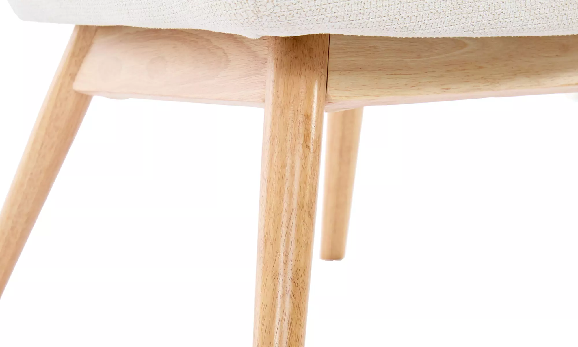 Poltrona scandinava con gambe in legno massello Doosense