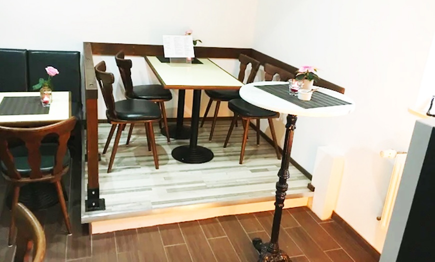 Image 4: XL Schweineschnitzel mit Steakhouse-Pommes oder Bratkartoffeln