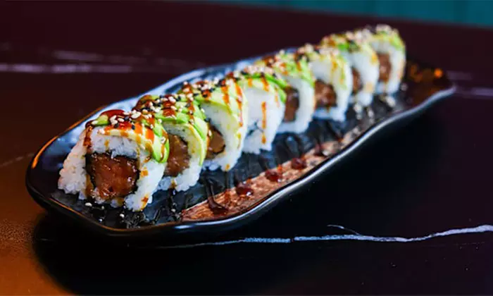 Menú japonés para 2 o 4 con entrantes, sushi variado y bebida