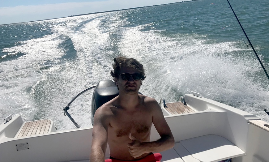 Image 1: Pesca en alta mar con profesional con equipo y opción a comida/bebida 