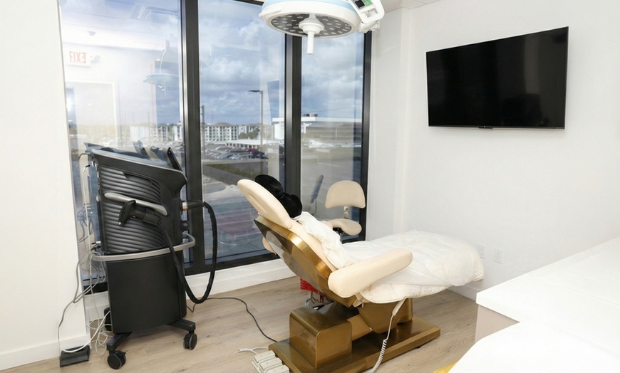 Image 2: Non-Invasive Three Laser Hair Restoration with FoLix Treatments