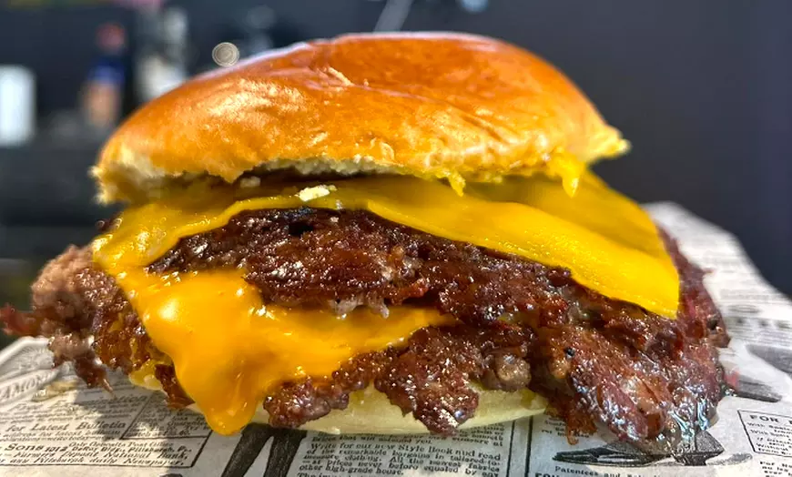 Image 21: Menú de hamburguesa smash o prime para 2 o 4 personas, postre y bebida