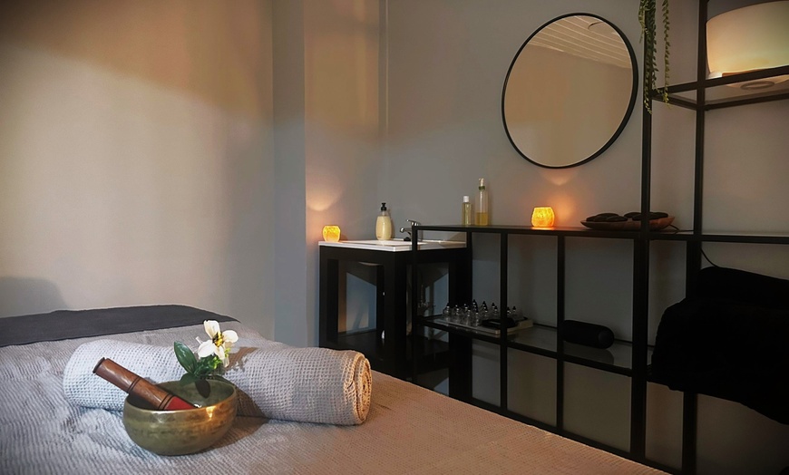 Image 9: Ritual oriental de chakras, piedras calientes o liberación emocional