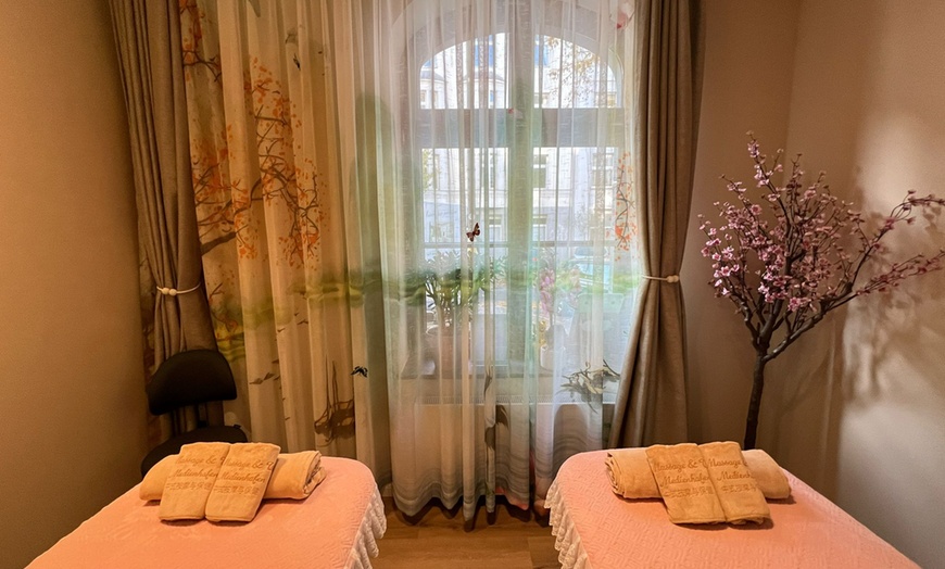 Image 1: 45 Min. Wellness- oder Traditionelle Chinesische Ganzkörpermassage