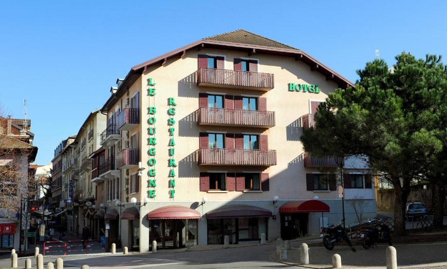 Image 12: Évian-les-Bains : chambre double avec pdj, repas & boissons en option