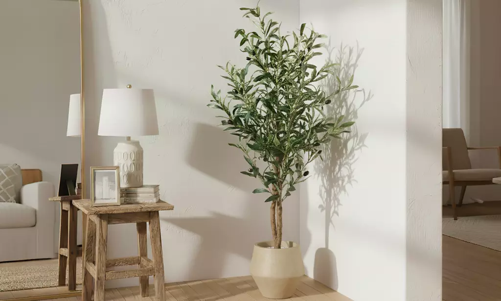 Realistischer Kunststoff-Olivenbaum