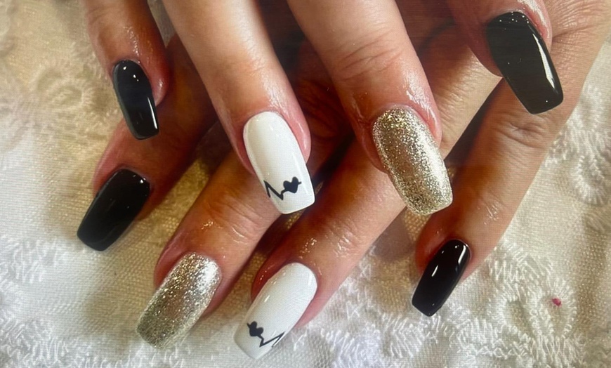 Image 4: Flawless, Long-Lasting Nails with Shellac or BIAB Treatments