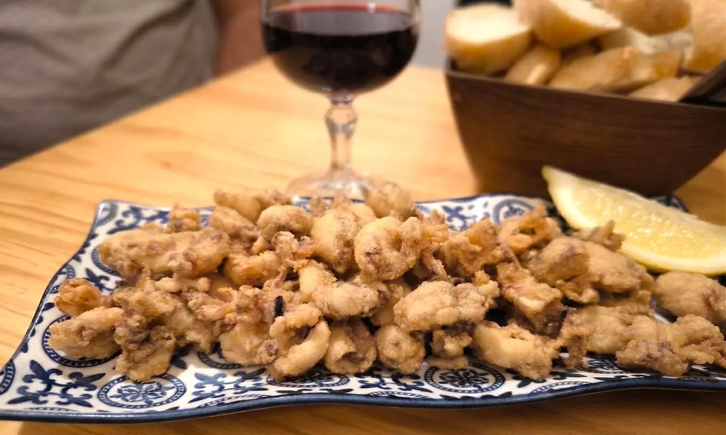 Menú con 6 raciones, postres y botella de vino para hasta 5 personas