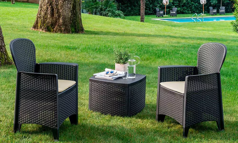 Conjunto de muebles compuesto por dos sillones y una mesa para exteriores con envío gratuito - Primary Image