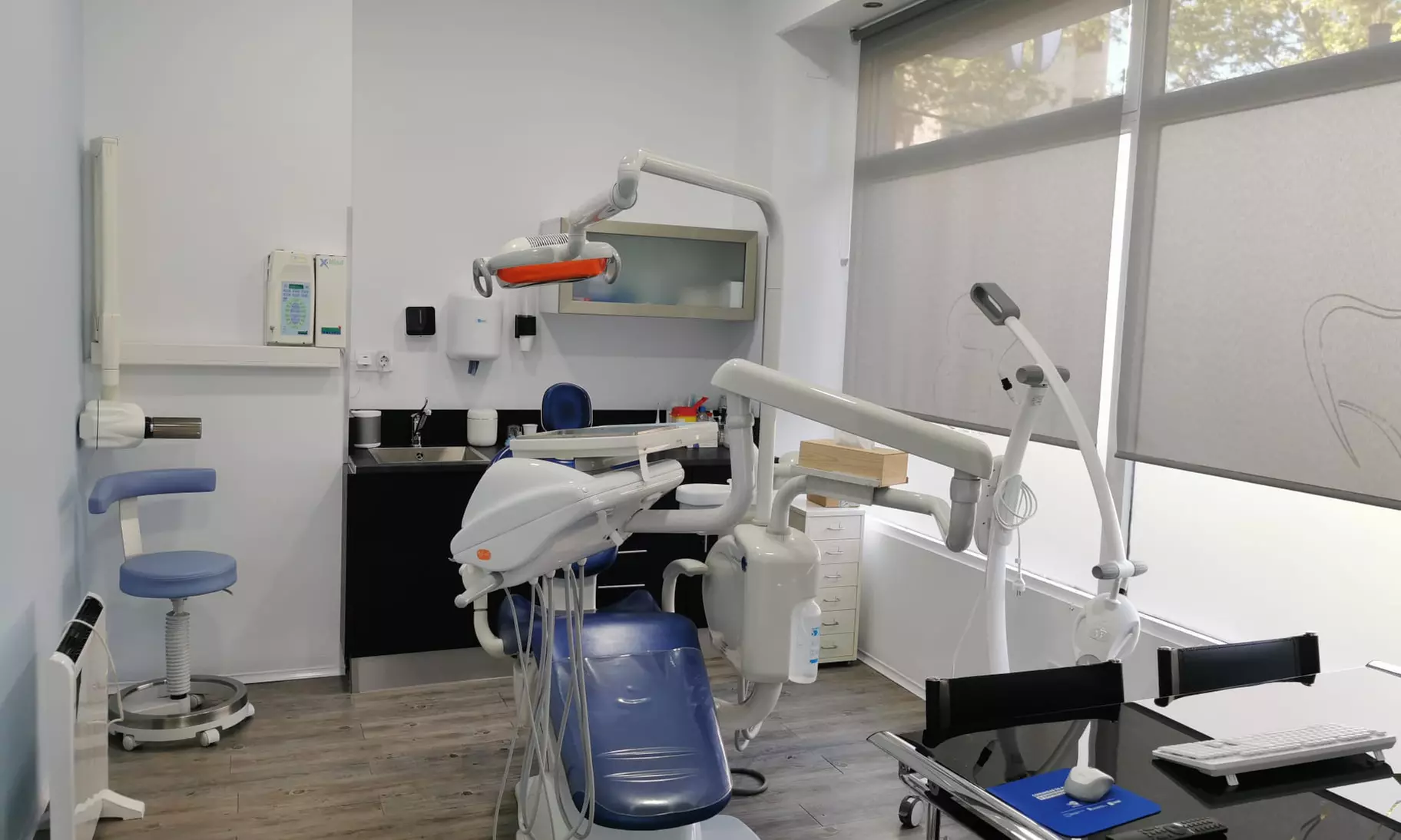 Limpieza bucal o blanqueamiento LED con revisión, pulido y radiografía