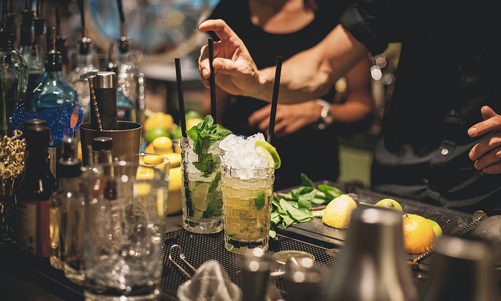 Erlebe die Kunst des Cocktailmixens mit einem Cocktail-Kurs
