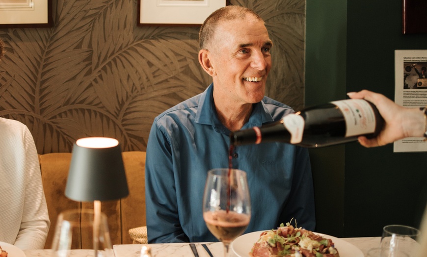 Image 12: Franse klassiekers en warme gastvrijheid in een gezellige bistro