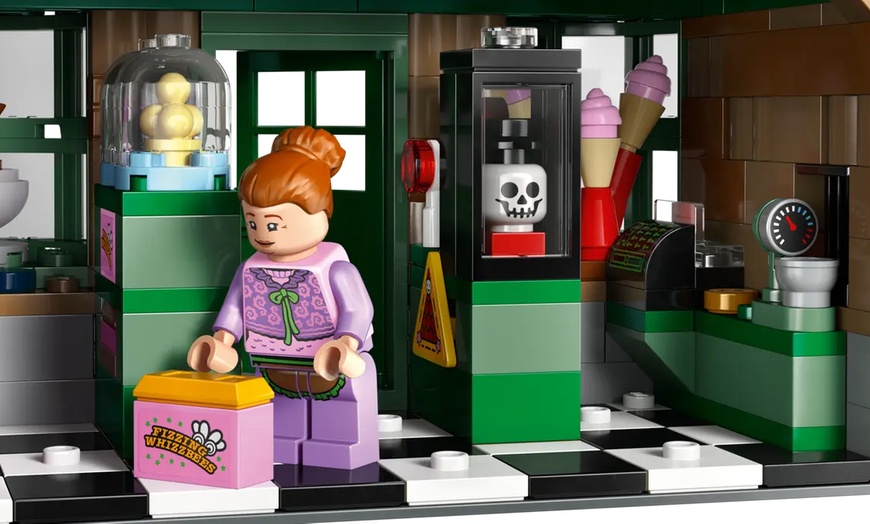 Image 6: LEGO Harry Potter 76457 Village of Hogsmeade Collector's Edition 