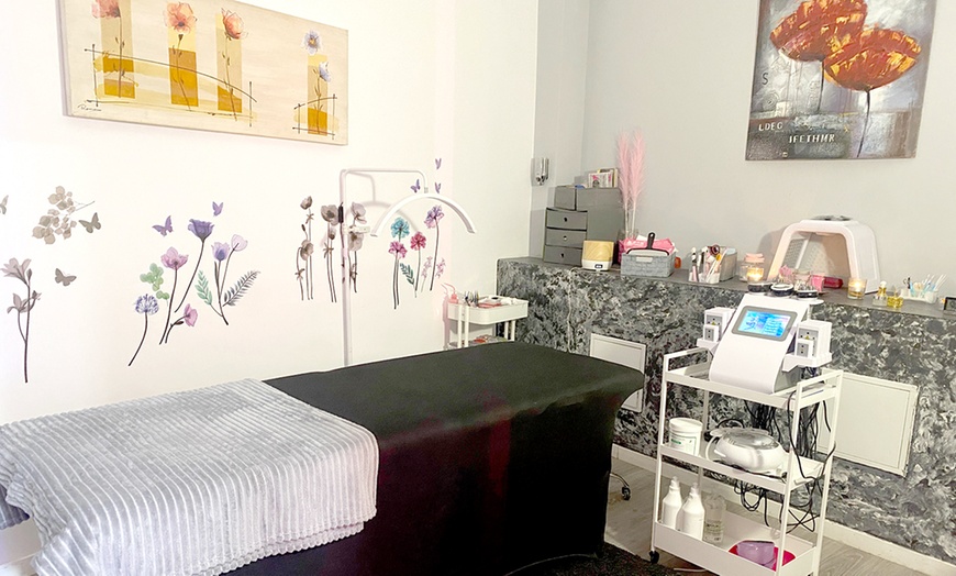 Image 4: 2, 4 o 6 sesiones de cavitación, radiofrecuencia y láser lipolítico