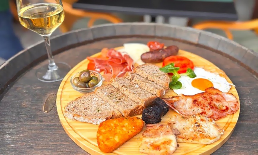 Image 8: Menú con gran variedad de platos y copa de vino para 2 o 4 personas