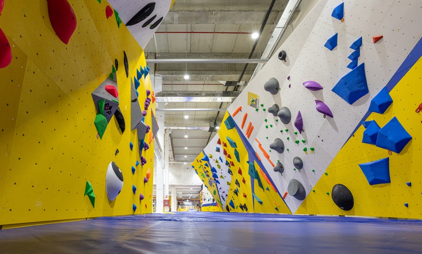 Image 3: ¡Escala sin límites! Acceso libre a rocódromo para niños o adultos 