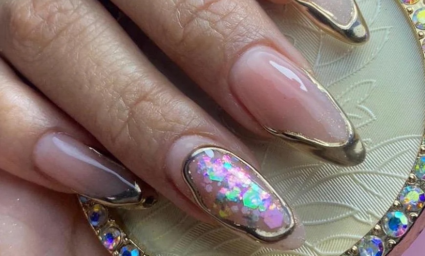 Image 3: Presume de uñas con una sesión de manicura, pedicura o ambas para 1 