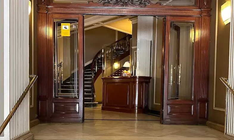 Ritual en pareja Mandala con aceites esenciales, aromas y copa de cava