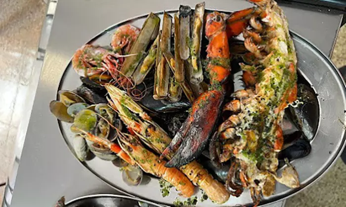 Saborea marisco fresco acompañado de una botella de vino blanco para 2