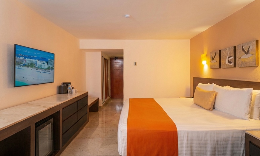 Image 7: ✈ All-Incl. Paradise: 4 Nights at Flamingo Beach Resort Cancún