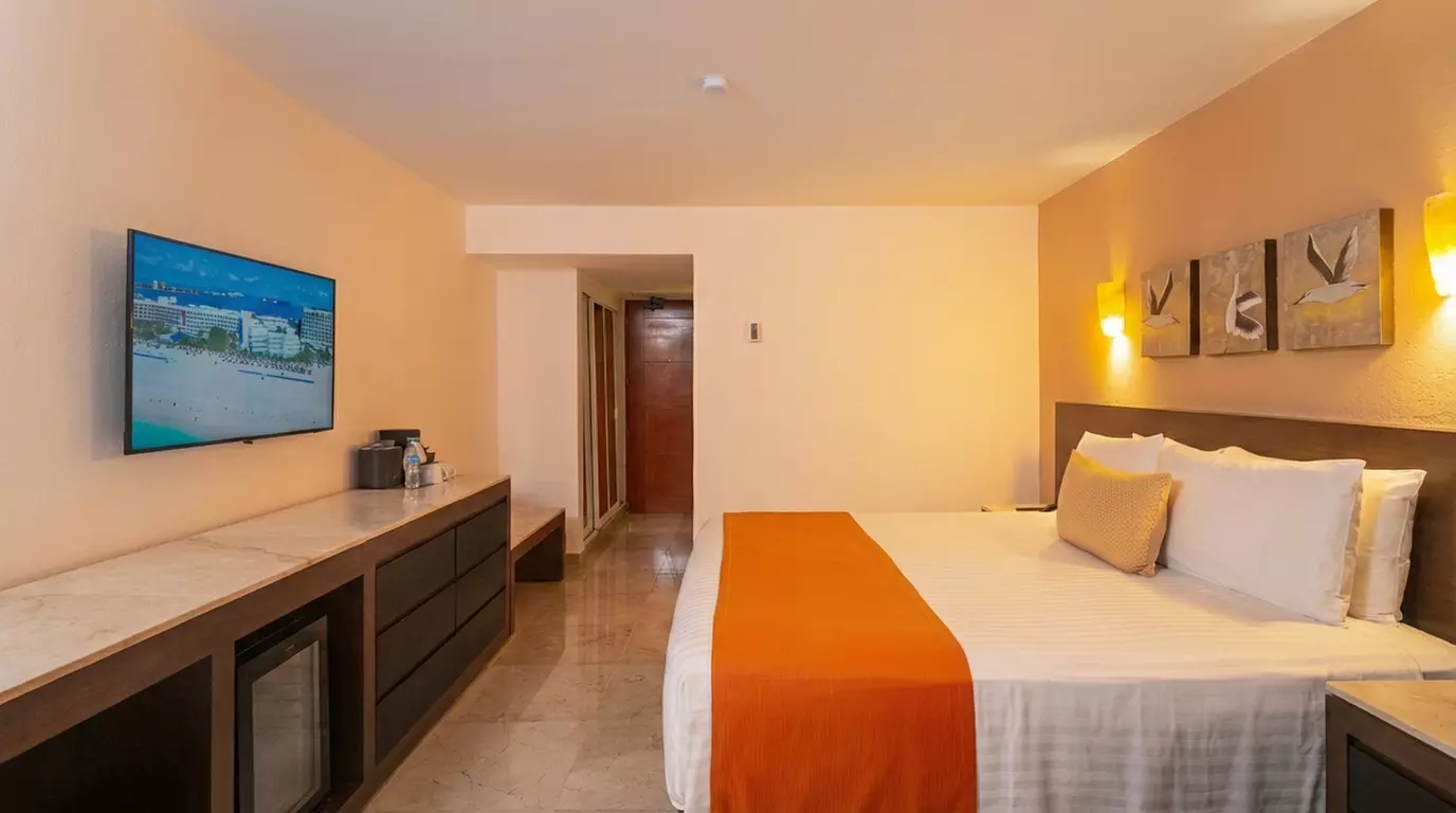 ✈ All-Incl. Paradise: 4 Nights at Flamingo Beach Resort Cancún