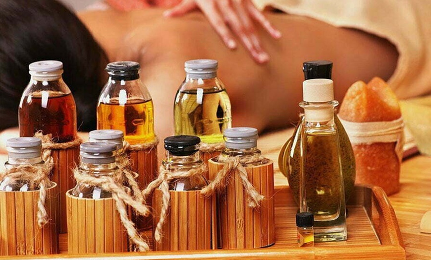 Image 2: 60 Min. Ganzheitliche Ayurveda-Massage nach Wahl für 1 Person