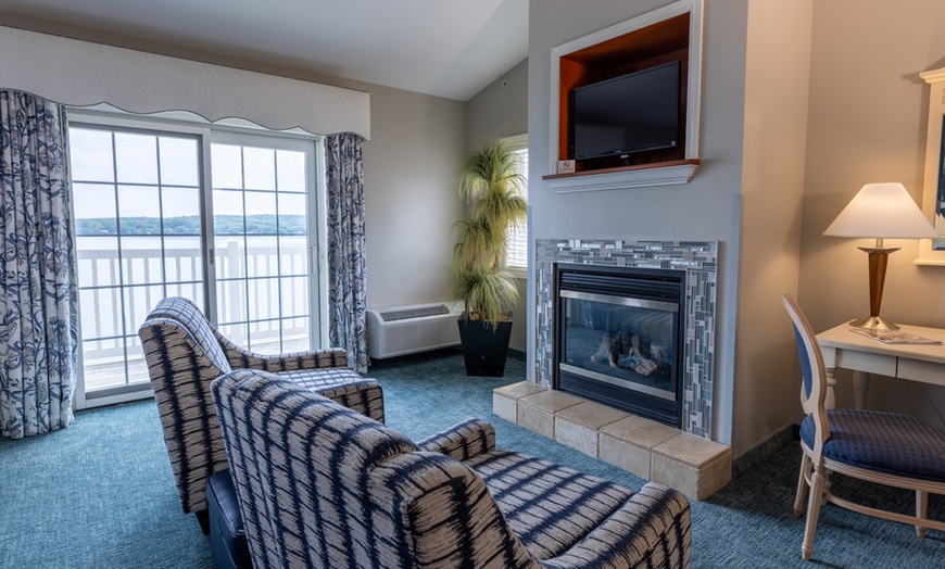 Image 6: Lakeside Resort in the Michigan With Breakfast & Scenic Views