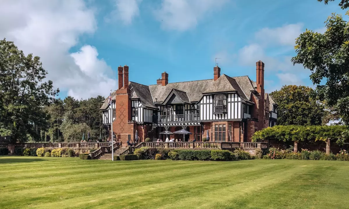 Cheshire Countryside: 4* Stay for 2 with Breakfast & Dinner