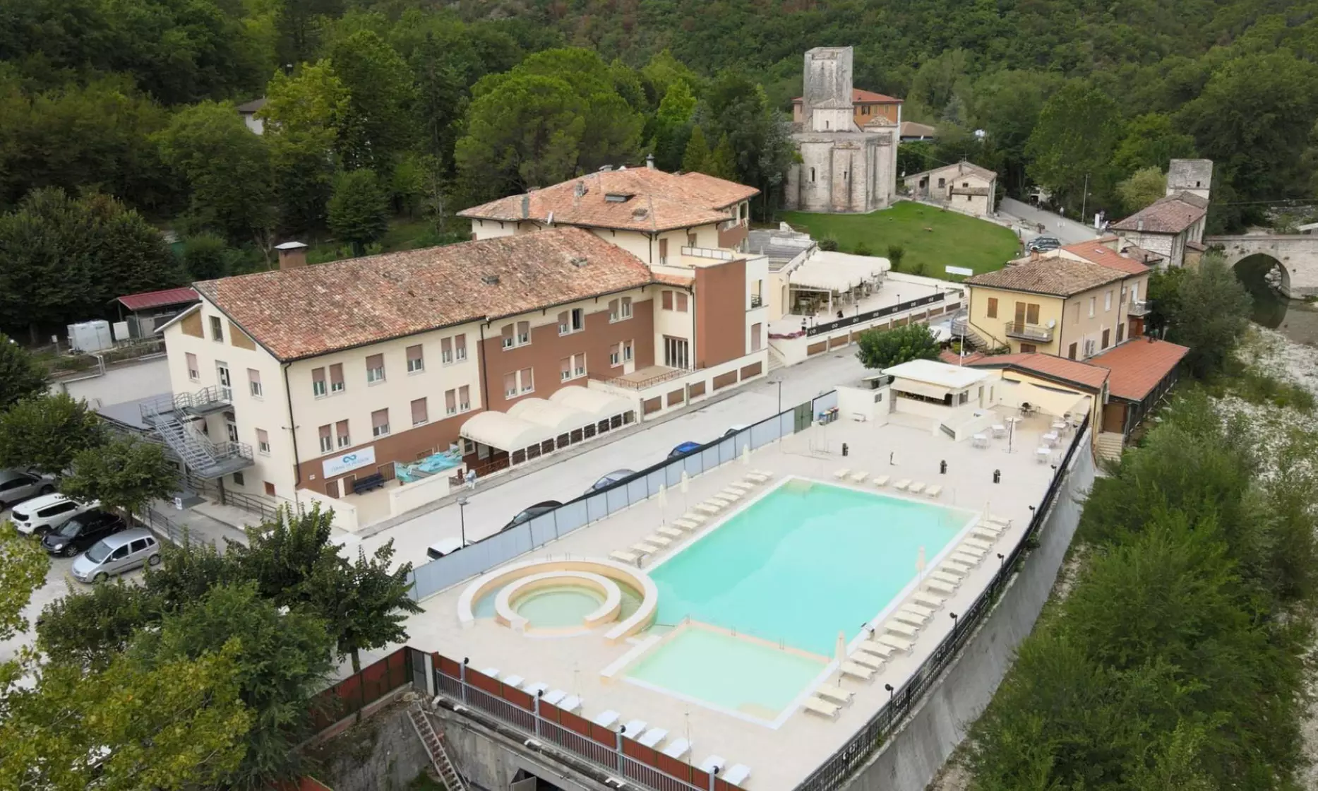 Marche: soggiorno con colazione, mezza pensione, grotte o massaggio