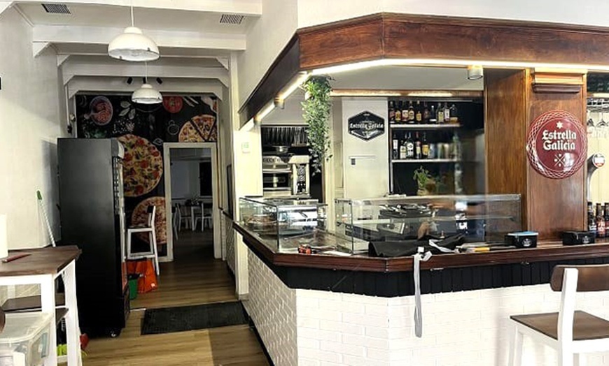 Image 2: ¡Dirección Italia! Menú completo de pizza o pasta para 2 o 4 personas