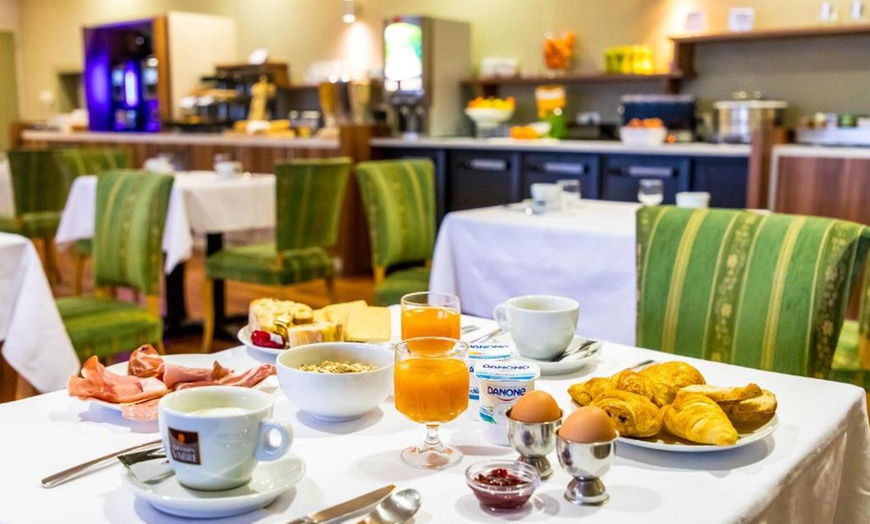 Image 5: Vittel : chambre double ou triple avec petit-déjeuner et accès spa