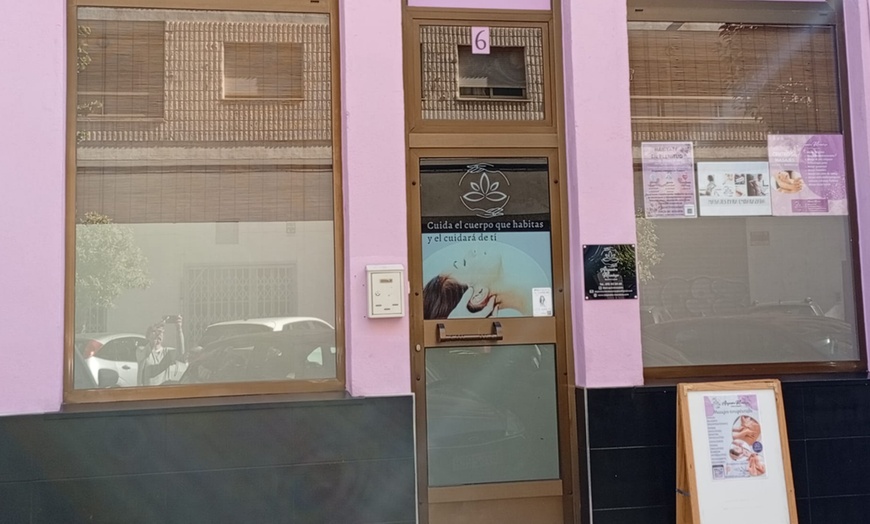 Image 2: Masaje facial kobido con limpieza básica o profunda y tratamiento