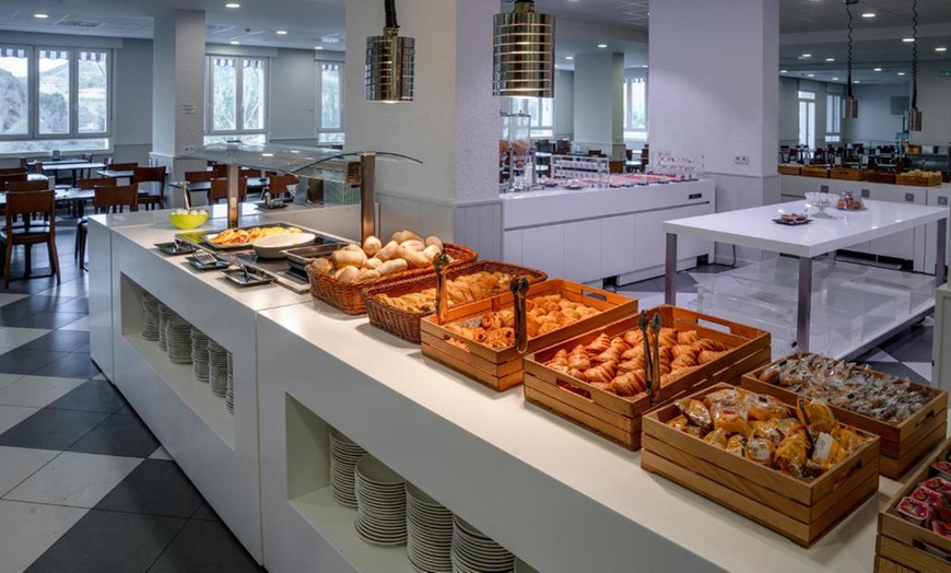 Image 10: Escapada Relajante al Balneario de Fitero con Masaje y Spa para Dos 