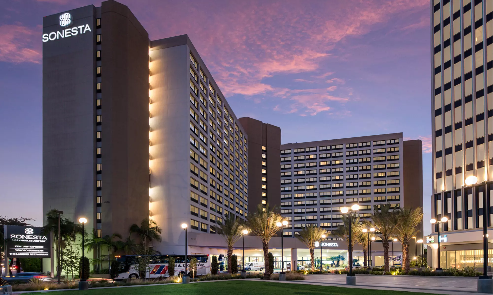 Member Pricing: 4* Hotel Near Venice Beach With Shuttle, Pool 