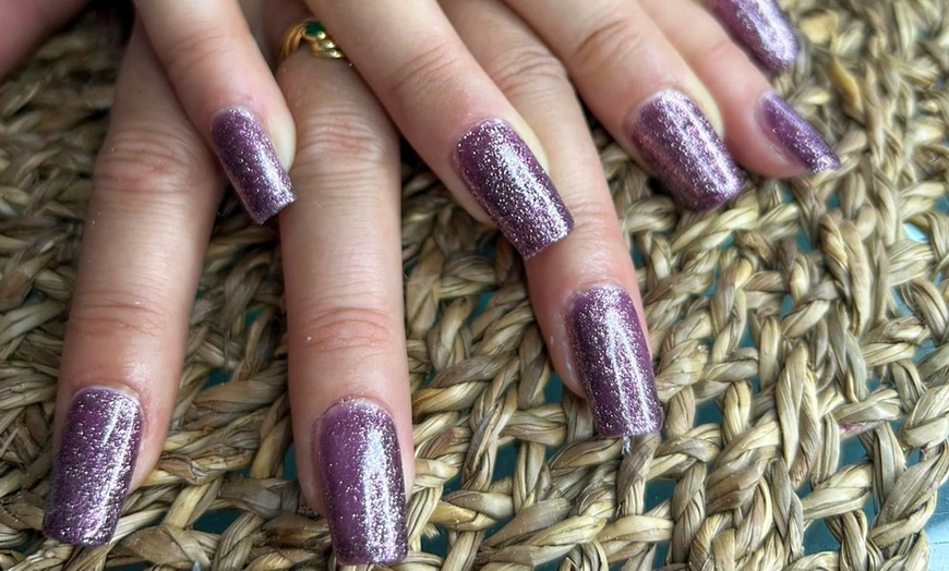 Image 3: Pose vernis semi-permanent sur mains et/ou pieds avec Anne Rzo Beauty
