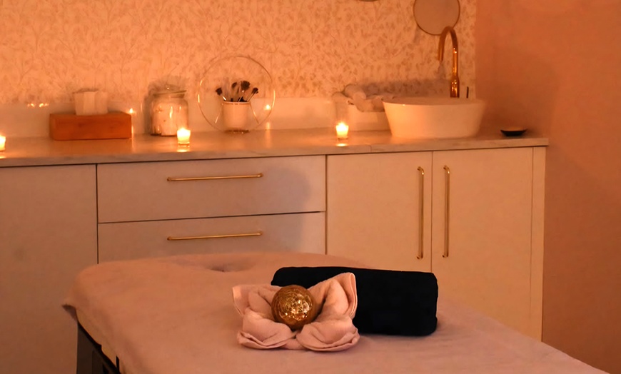 Image 2: Soin visage et massage avec Arôme Beauté