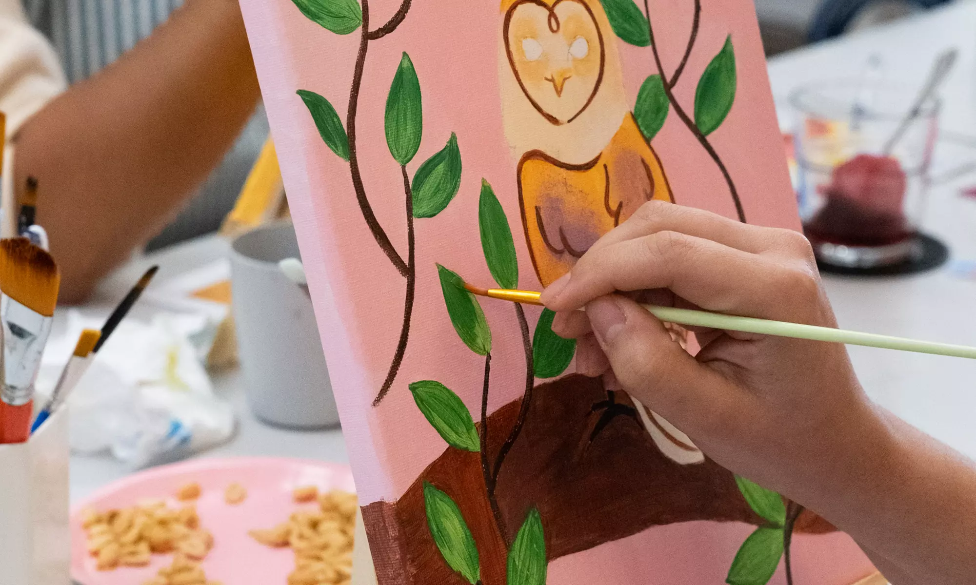 Taller para 1 o 2: pintura de cuadro o tote bag, o clase de maquillaje