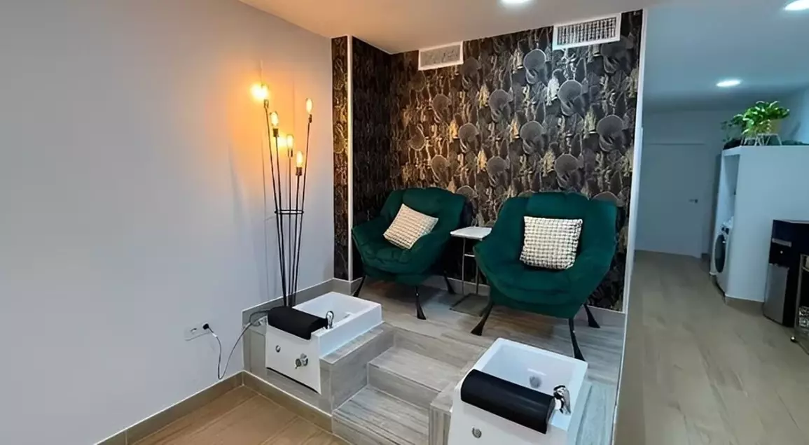 Manipedi en el centro de Alicante con esmaltado semipermanente