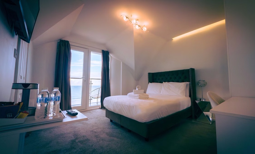 Image 6: Cornwall: Elegant 4* Stay with Breakfast 