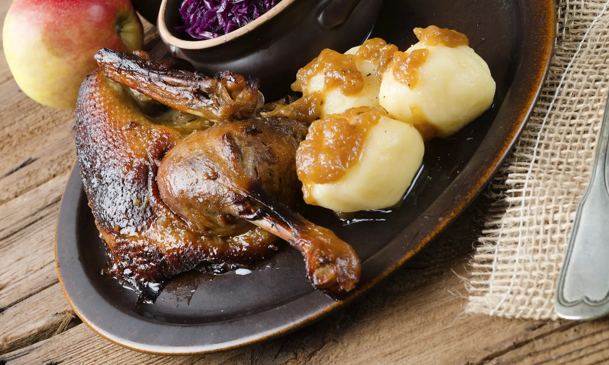 Herbstliches Enten-Menü mit hausgemachtem Rotkraut, Klöße und Soße für 1, 2 oder 4 Personen (bis 34% sparen) - Primary Image