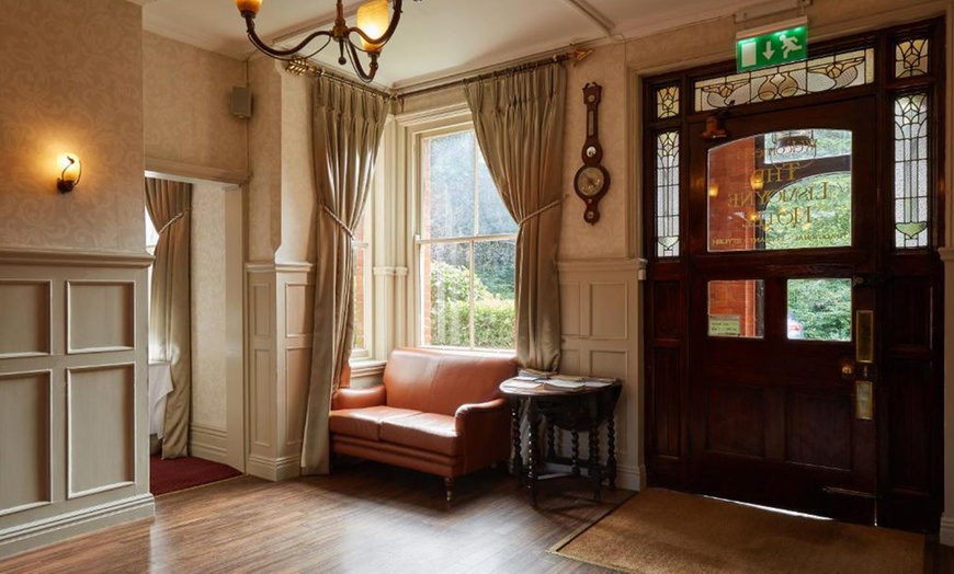 Image 3: Hampshire: 4* Standard Double Room Stay with Breakfast