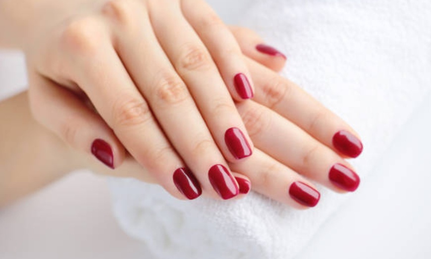 Image 12: Manicura y/o pedicura o primera puesta de uñas de gel o acrigel para 1