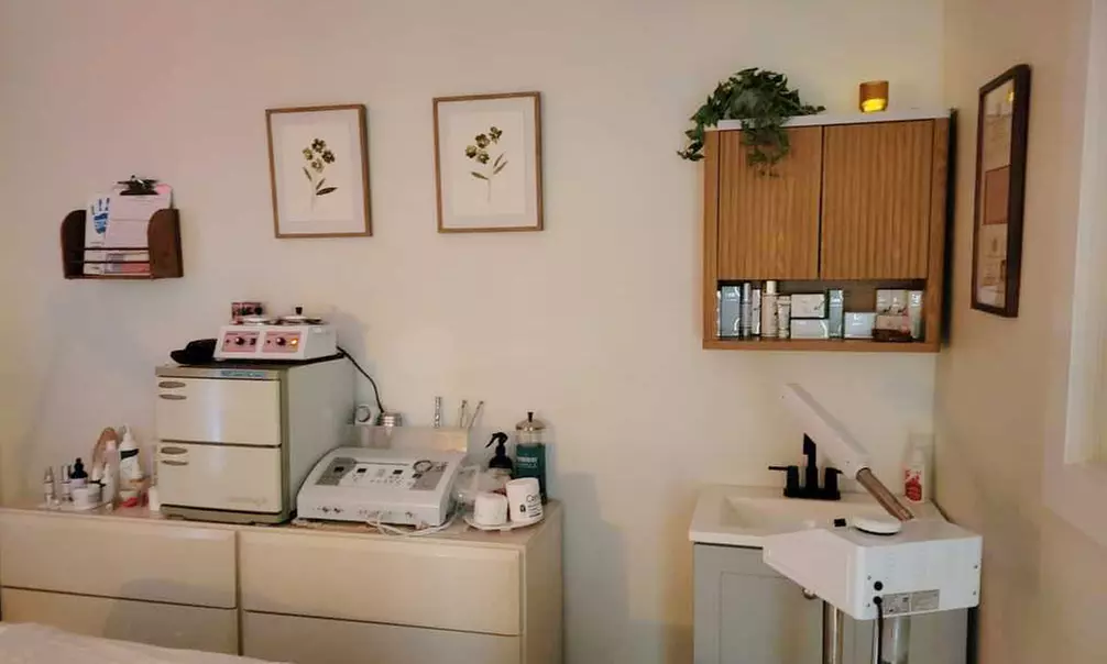 VIP Ultimate Hydra Glow & Back Facial Packages: 1, 3, or 5 Sessions