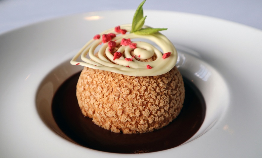 Image 2: Menu completo con entrantes, principales, postre y bebidas para 2 o 4 