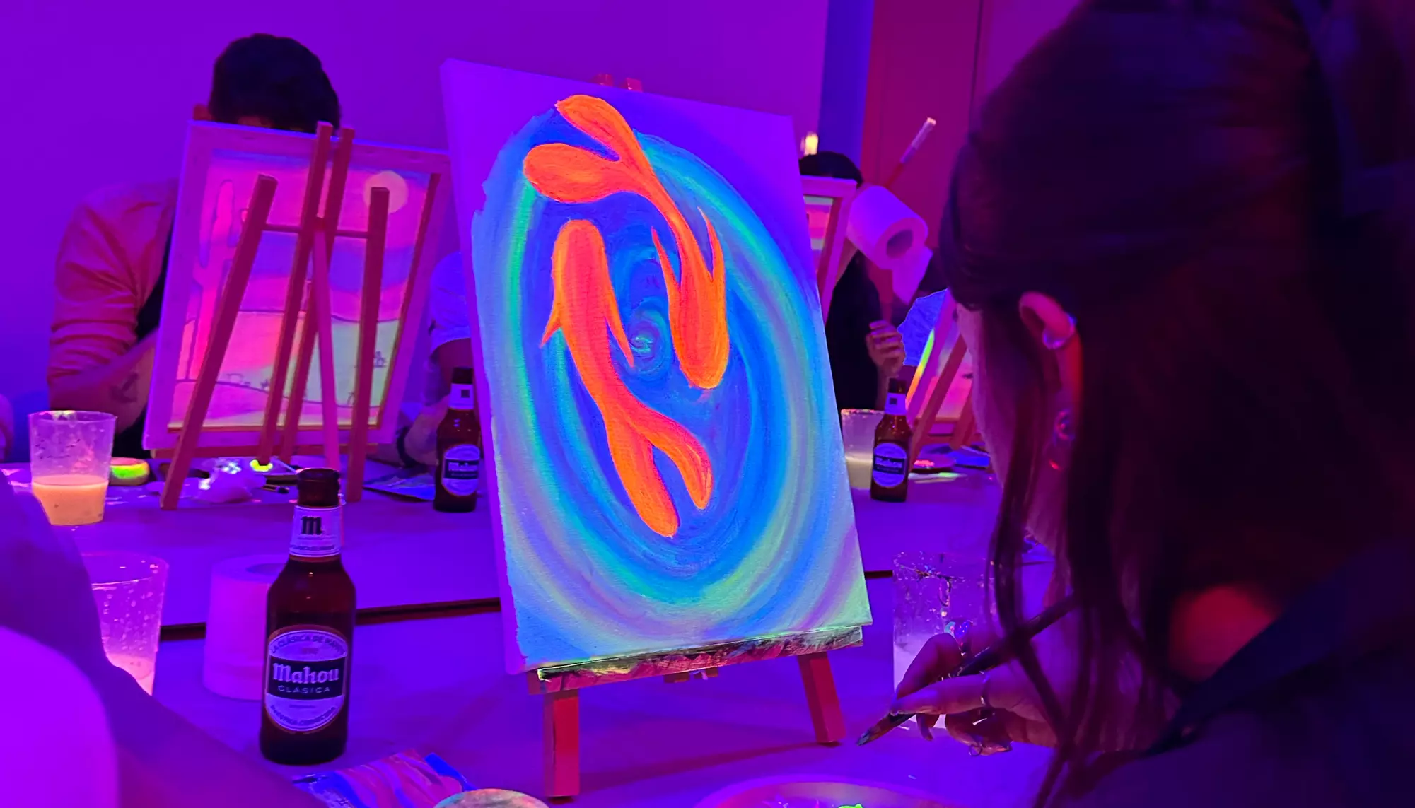 Noche de arte y cervezas para 1 o 2 en Malasaña: pinta un cuadro neón
