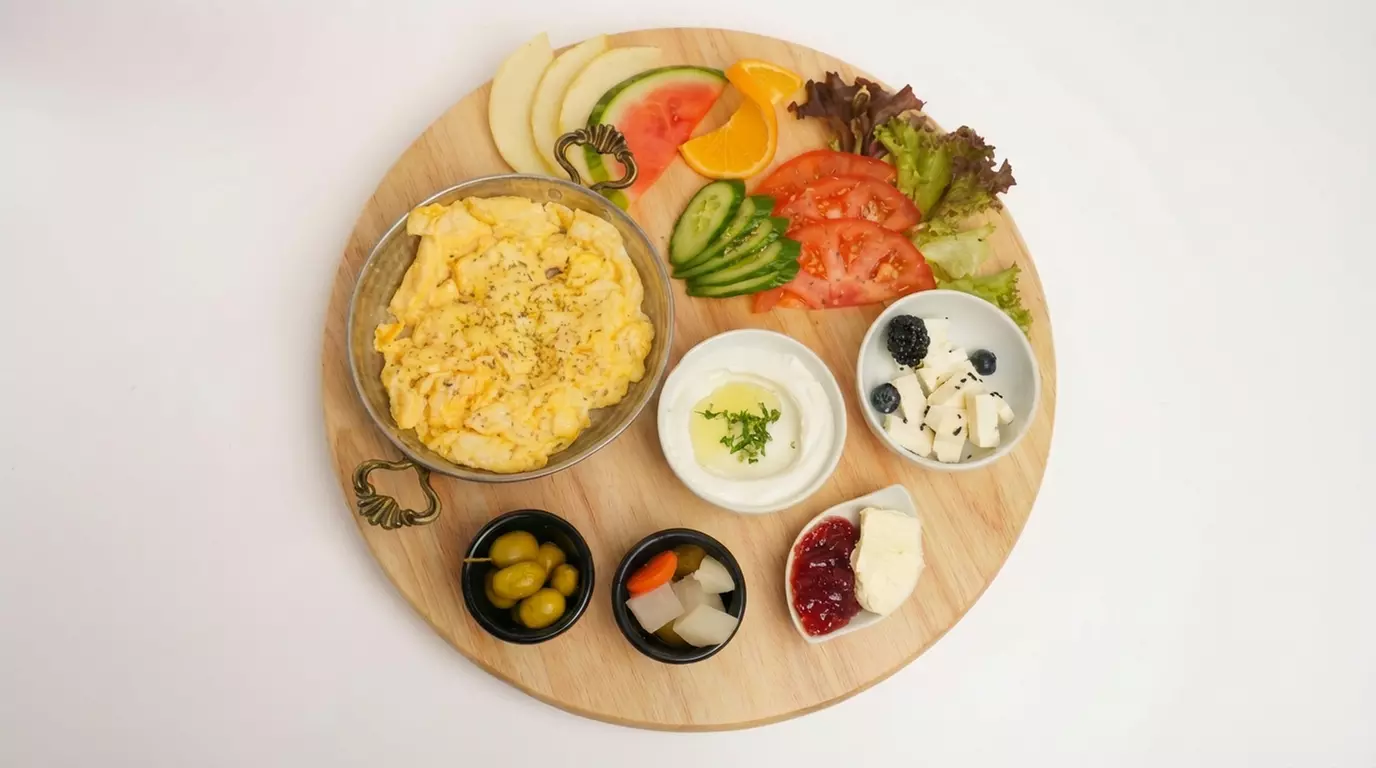 Mediterrane Frühstücksplatte und eine Ei-Variante für 2 oder 4 Pers.