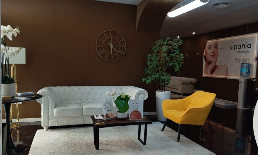 Image 3: Tratamiento de relleno dérmico con infiltración en una zona facial 